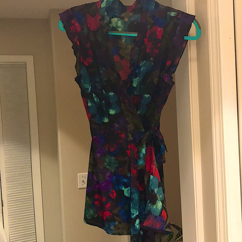 EUC Anthropologie FEI wrap silk floral top size 4